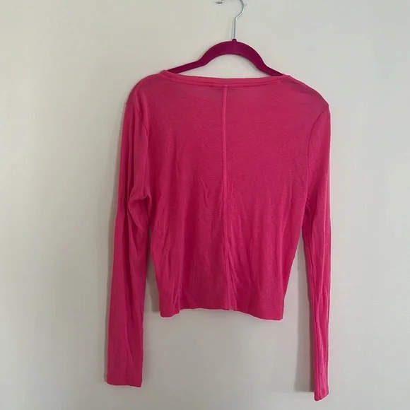 Alice + Olivia Cindy Classic Cropped Long Sleeve Tee in Candy S - Picture 5 of 5